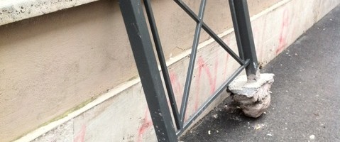 Smurano i parapedonali per posteggiare sul marciapiede