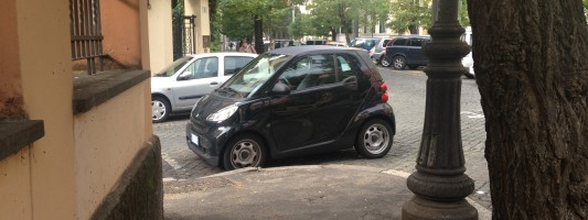 Una vettura sempre in divieto, un cittadino stufo, una merda di cane sotto la maniglia. Applausi