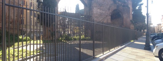 Parco di Via Statilia. Abbiamo la ringhiera (non tutta)
