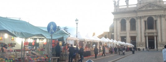 Ed eccolo, il mercatino di Natale che quest’anno insozza San Giovanni in Laterano