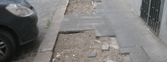 Attenzione ai marciapiedi di Via Porta Maggiore