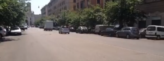 50 auto in sosta abusiva in 300 metri di strada. Emergenza Santa Croce. Un video