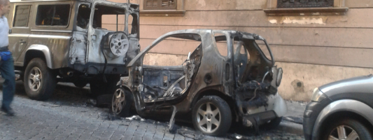 Per evitare che le auto date a fuoco facciano crollare i palazzi, evitiamo di parcheggiarle in strada