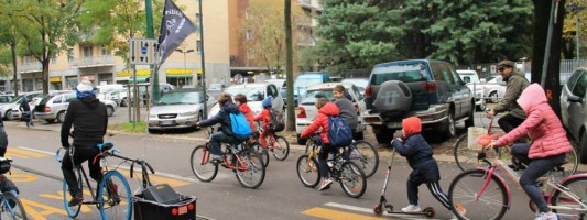 Bike to School. Strumento di sensibilizzazione o gagliardetto radical chic?