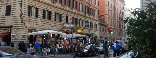 Zona Termini. Come hanno rovinato i bei marciapiedi nuovi. Chi ha dato le autorizzazioni?