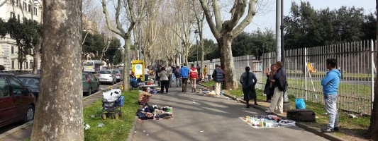 Chiudiamo la settimana con amene immagini dal mercatino del rubato e della monnezza di Viale Carlo Felice