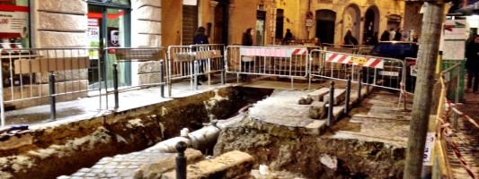 C’è la possibilità di risistemare Via Urbana e non la cogliamo? Follia!
