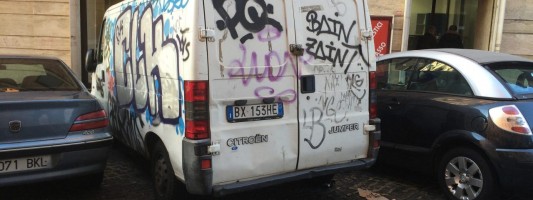 Il camion-magazzino abbandonato a Via Buonarroti. E la Polizia Municipale lo ignora