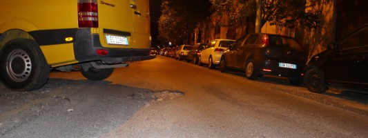 Sembra Sarajevo durante le guerra, ma sono le strade dello chicchissimo Colle Oppio