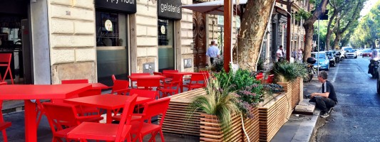 Cose belle. Il bar Il Pasticciaccio allestisce un nuovo dehor