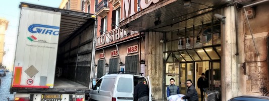 Mas a Via dello Statuto chiude. Escono gli ultimi scatoloni